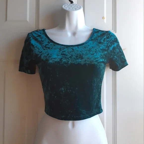 Green Velvet Crop - Picture 2 of 6
